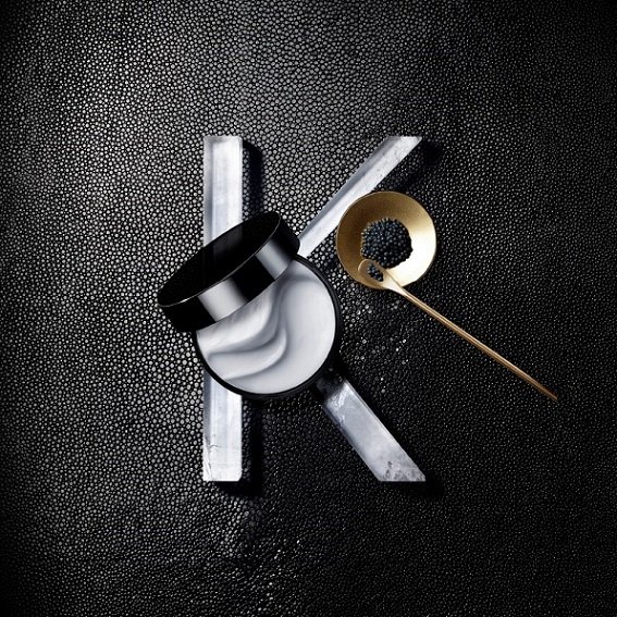 Chronologiste youth revitalizing ritual for scalp and hair, by Kérastase. It is the ultimate treat for you and your strands.