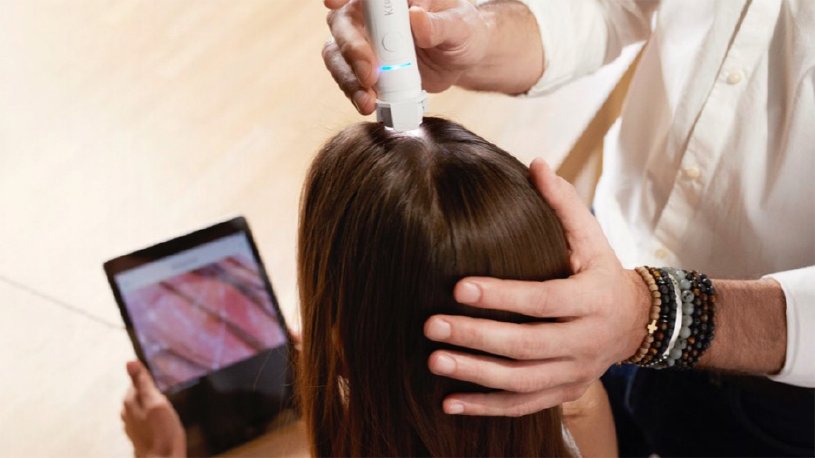 The hairdresser will realize your hair diagnosis in salon to identify your needs and suggest the right Kérastase products.